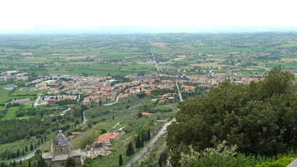 Panorama della campagna e dei centri abitati della Val di Chiana dal centro di Cortona, in provincia di Arezzo.