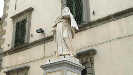 Fototapeta na wymiar Statua di Santa Margherita a Cortona, in provincia di Arezzo
