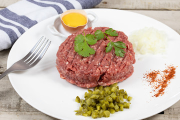 steak tartare dans une assiette