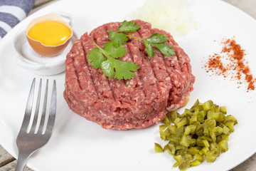 steak tartare dans une assiette