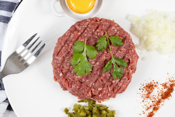 steak tartare dans une assiette