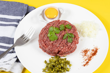 steak tartare dans une assiette
