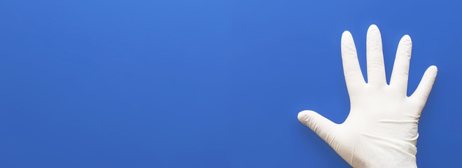 Mano con guanto su sfondo azzurro