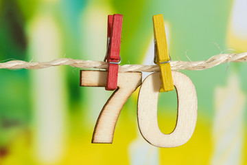 70 Geburtstag und eine Torte mit Kerzen