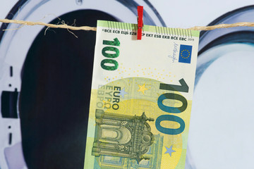 Euro Geldscheine, Waschmaschine und Geldwäsche