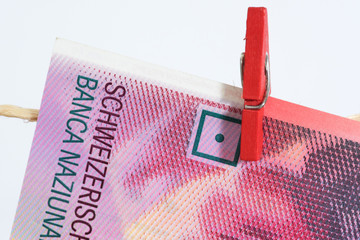 Geld Schweizer Franken an der Wäscheleine nach Geldwäsche