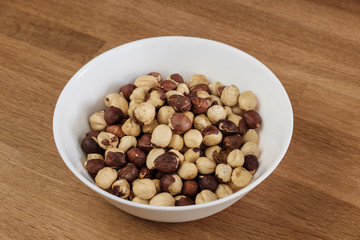 Geröstete Haselnüsse in einer weißen Schüssel