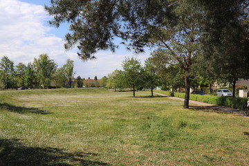 Le parc Bourlione à Corbas, grand espace vert - Ville de Corbas - Département du Rhône - France
