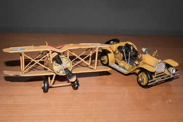 Avioneta y coche de juguete antiguos