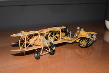 Avioneta y coche de juguete antiguos
