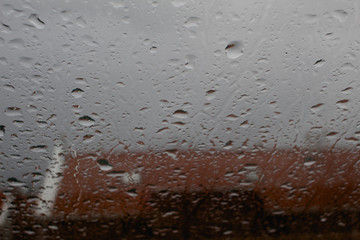 Gotas de lluvia sobre un cristal