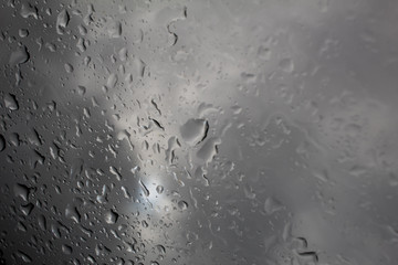 Gotas de lluvia sobre un cristal