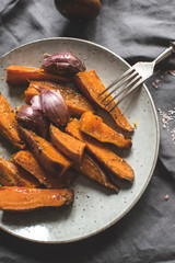  Backed yam with garlic on the plate