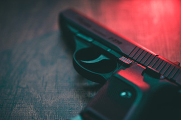 赤い光に照らされた拳銃