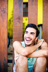 Obraz premium Man looking up while laughing