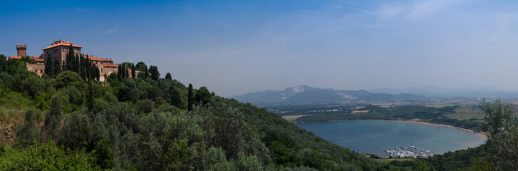 Fototapeta na wymiar panorama con vista lago
