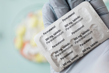 Pharmacist holding paracetamol pain killers - obrazy, fototapety, plakaty