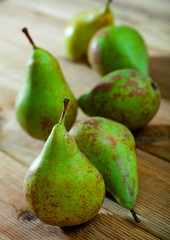 Many tasty pears on wooden surface