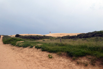Fototapeta premium Leuchtturm von Rubjerg Knude am Originalstandort aufgenommen im Juni 2019 vor dem Umzug des Leuchtturmes ins Landesinnere