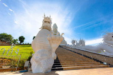 タイランド北部チェンライ県にある寺院、真っ白でとても美しいです。