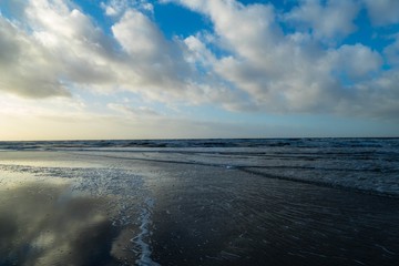 Wolkenreflektion am Meer 