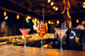 the different types of cocktails on the bar - obrazy, fototapety, plakaty