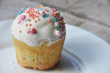 Obraz na płótnie Canvas Easter cupcake with icing and sprinkles