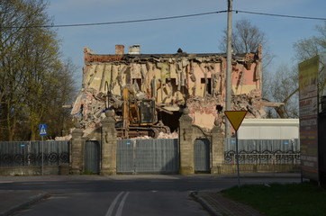 nalot , po bombach  , i ,gruzowisko , wyburzanie budynków ,wyburzanie domów ,kataklizm , wojna ,po bombie , wyrwa , gruzowisko , po spaleniu ,, nalot , po bombie , kino Staszów , kino Syrena Staszów © Szymon