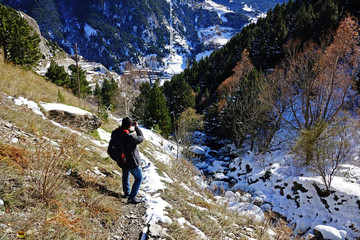 Naklejka na ściany i meble Trekking en las montañas de Andorra