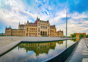 Obraz premium Famous Parliament Building mirrored in large reflecting pool on Kossuth Square, Budapest, Hungary