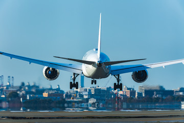 Naklejka premium 福岡空港を離陸するジェット機