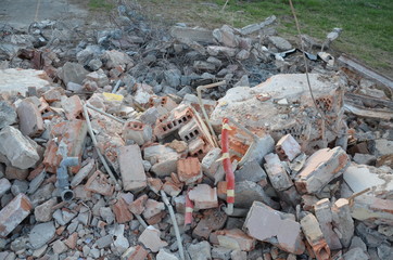 nalot , po bombach  , ,gruzowisko , wyburzanie budynk&oacute;w , ,kataklizm , wojna ,po bombie , wyrwa , gruzowisko , po spaleniu ,, nalot , po bombie , kino Stasz&oacute;w , bombardowanie ,wyburzanie koparką