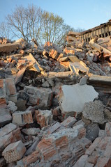 nalot , po bombach  , ,gruzowisko , wyburzanie budynków , ,kataklizm , wojna ,po bombie , wyrwa , gruzowisko , po spaleniu ,, nalot , po bombie , kino Staszów , bombardowanie ,wyburzanie koparką