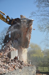 nalot , po bombach bombardowanie , trzęsienie ziemi ,gruzowisko , wyburzanie budynków ,wyburzanie domów ,kataklizm , wojna ,po bombie , wyrwa , gruzowisko , po spaleniu ,zawalanie muru © Szymon