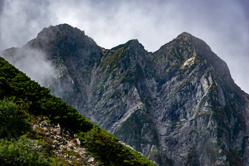 夏の北アルプス後立山連峰、唐松岳へ向かう八方尾根。雲の間に見える不帰ノ嶮（不帰キレット）