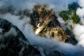 夏の北アルプス後立山連峰、唐松岳へ向かう八方尾根。雲の間に見える不帰ノ嶮（不帰キレット）