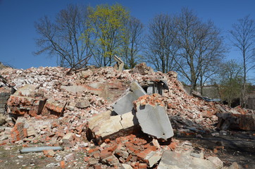 nalot , po bombach bombardowanie , trzęsienie ziemi ,gruzowisko , wyburzanie budynków ,wyburzanie domów ,kataklizm , wojna ,po bombie , wyrwa , gruzowisko , po spaleniu ,zawalanie muru