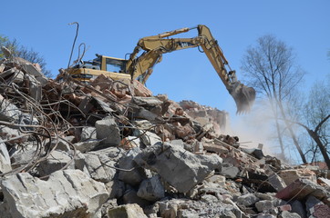 nalot , po bombach  , ,gruzowisko , wyburzanie budynków , ,kataklizm , wojna ,po bombie , wyrwa , gruzowisko , po spaleniu ,, nalot , po bombie , kino Staszów , bombardowanie ,wyburzanie koparką © Szymon
