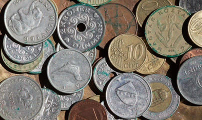 Monety z różnych krajów.