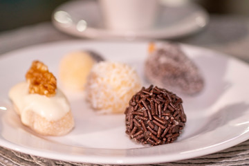 Docinhos caseiros de aniversário incluindo brigadeiro, beijinho e cajuzinho