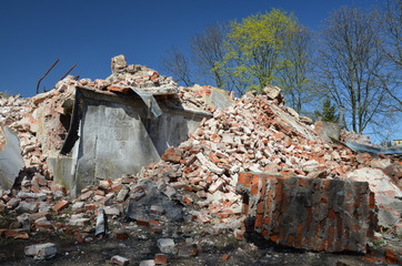 nalot , po bombach bombardowanie , trzęsienie ziemi ,gruzowisko , wyburzanie budynków ,wyburzanie...