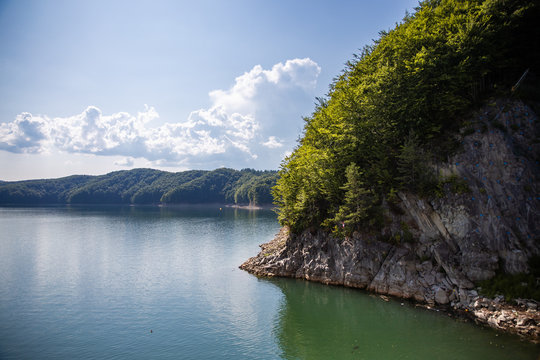 Widok na zatokę z zapory w Solinie 