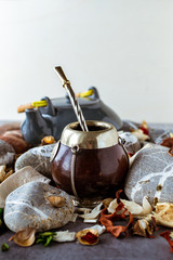 mate artesanal argentino con tetera tradicional en ceramica 