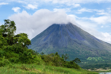 Fototapeta na wymiar Volcano Arenal (1633m) and Lake Arenal in the National Park Arenal near La Fortuna, Costa Rica