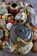 Tetera tradicional de ceramica con mate argentino