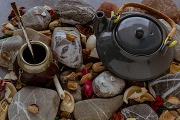 Tetera tradicional de ceramica con mate argentino