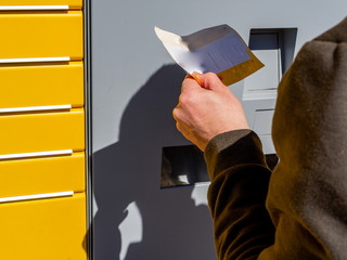 Lieferschein Eingabe an einer Packstation, Pakete abholen