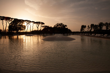 piscina al tramonto