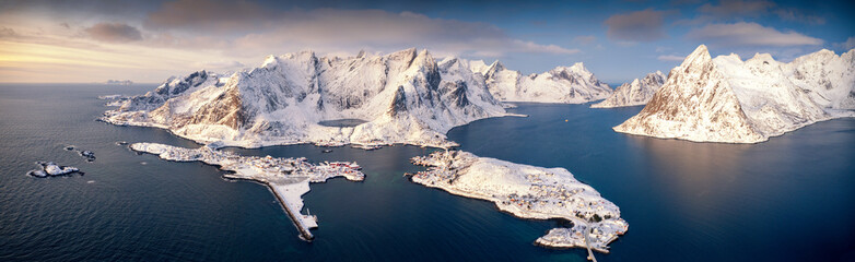 Obraz premium Panoramic view of Lofoten sunrise