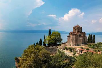 Fototapeta na wymiar Kirche am See in Ohrid Mazedonien Kaneo Church auf dem Balkan